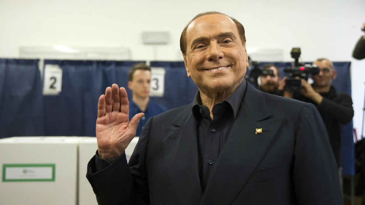 Silvio Berlusconi saluda