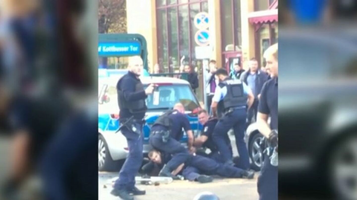 Escena de brutalidad policial en Berl&iacute;n
