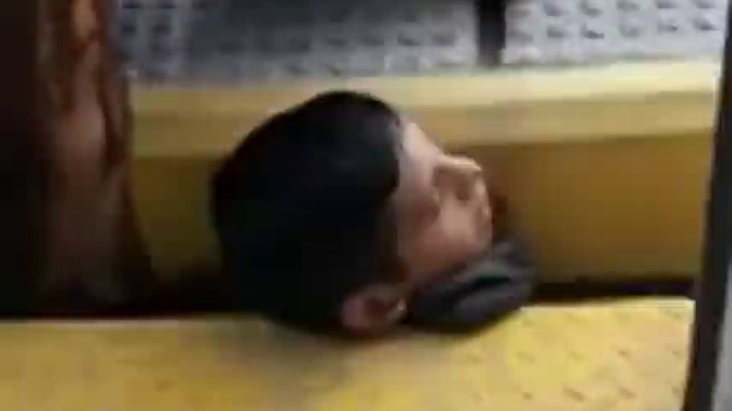 Un v&iacute;deo muestra el angustioso rescate a un joven que qued&oacute; atrapado entre el tren y el and&eacute;n en Argentina