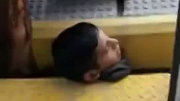 Un vídeo muestra el angustioso rescate a un joven que quedó atrapado entre el tren y el andén en Argentina