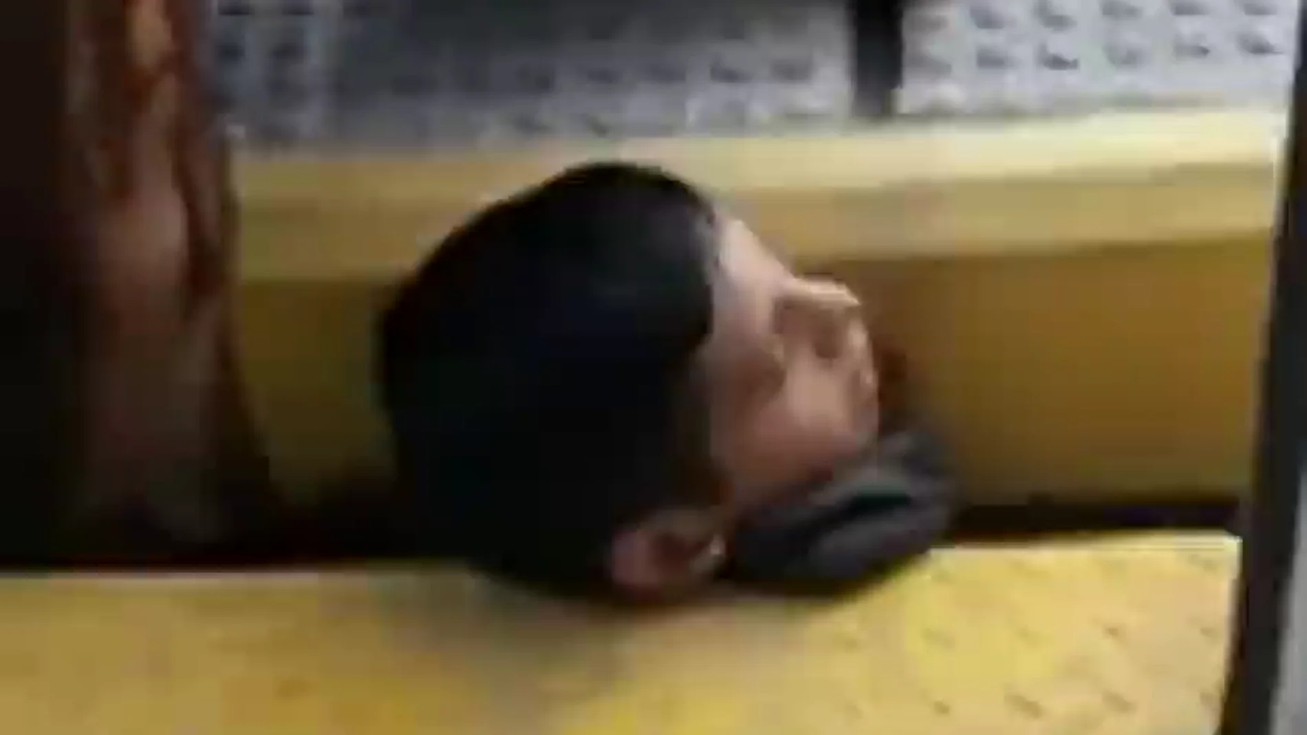 Un vídeo muestra el angustioso rescate a un joven que quedó atrapado entre el tren y el andén en Argentina