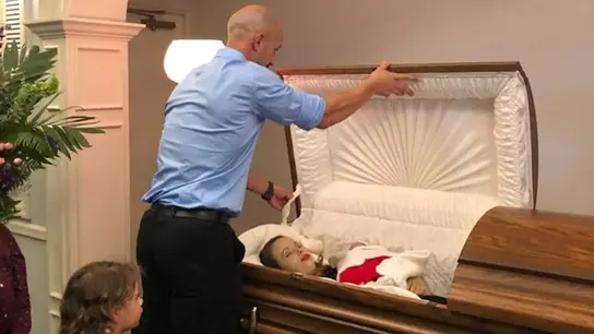 Una mujer y su hija fallecidas en su ataúd Una mujer y su hija fallecidas en su ataúd