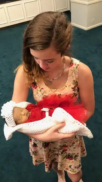 Una joven con su hermana muerta en brazos Una joven con su hermana muerta en brazos