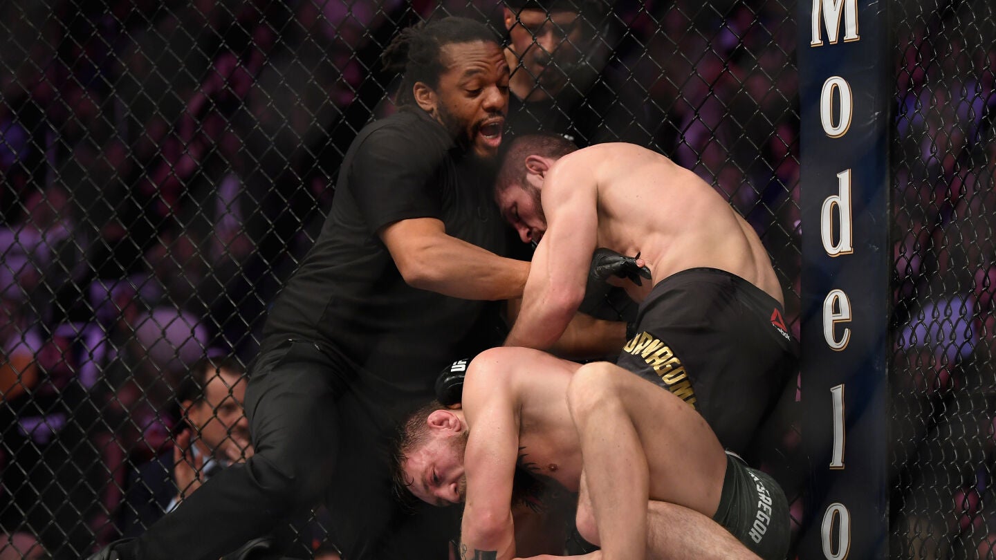Khabib, en el momento de rendir a McGregor