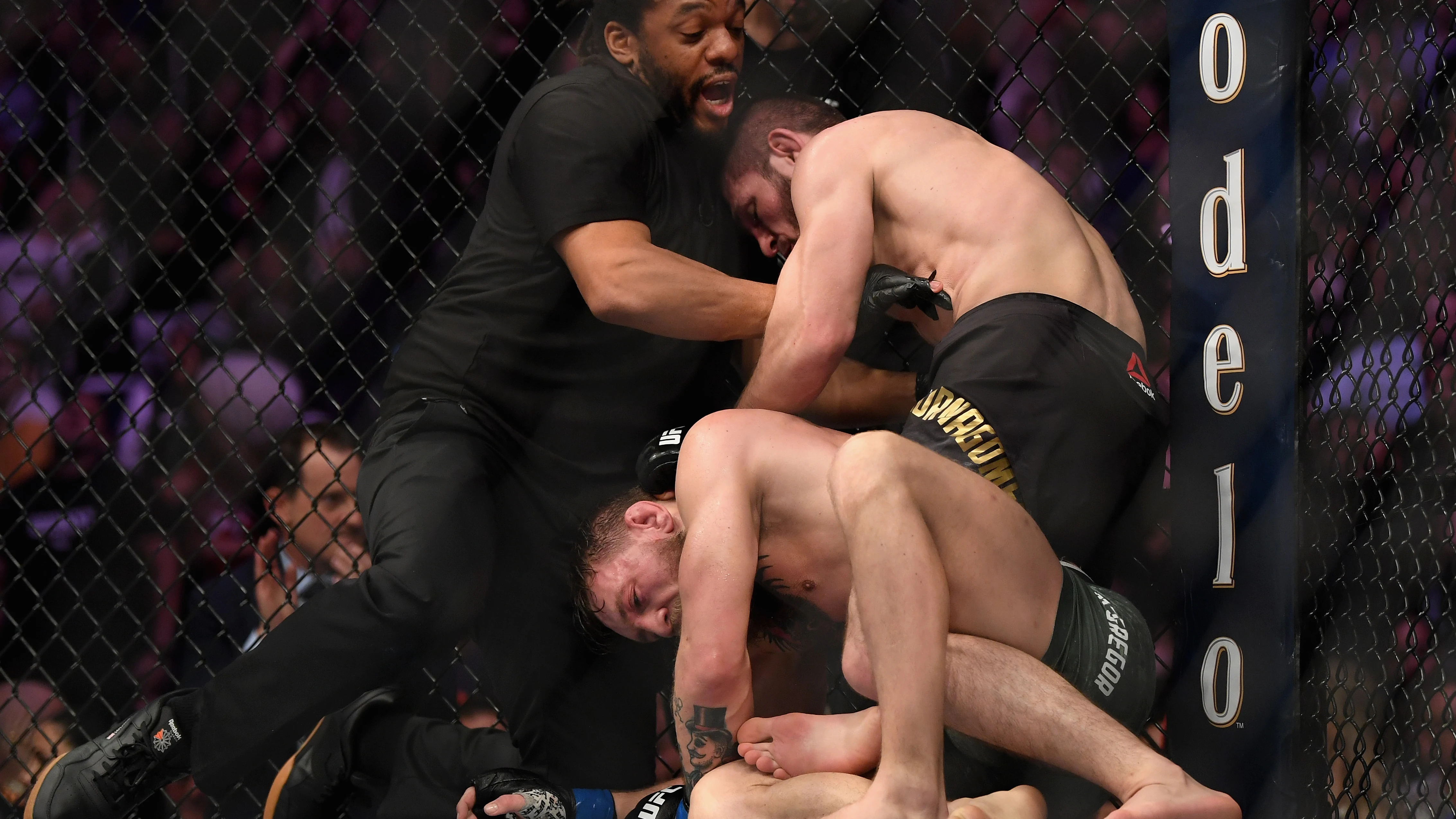 Khabib, en el momento de rendir a McGregor