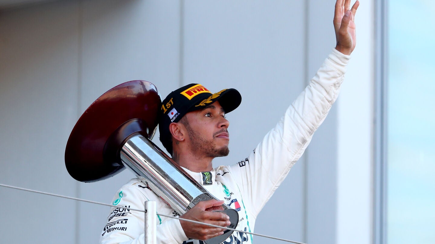 Lewis Hamilton saluda al p&uacute;blico de Suzuka desde el podio