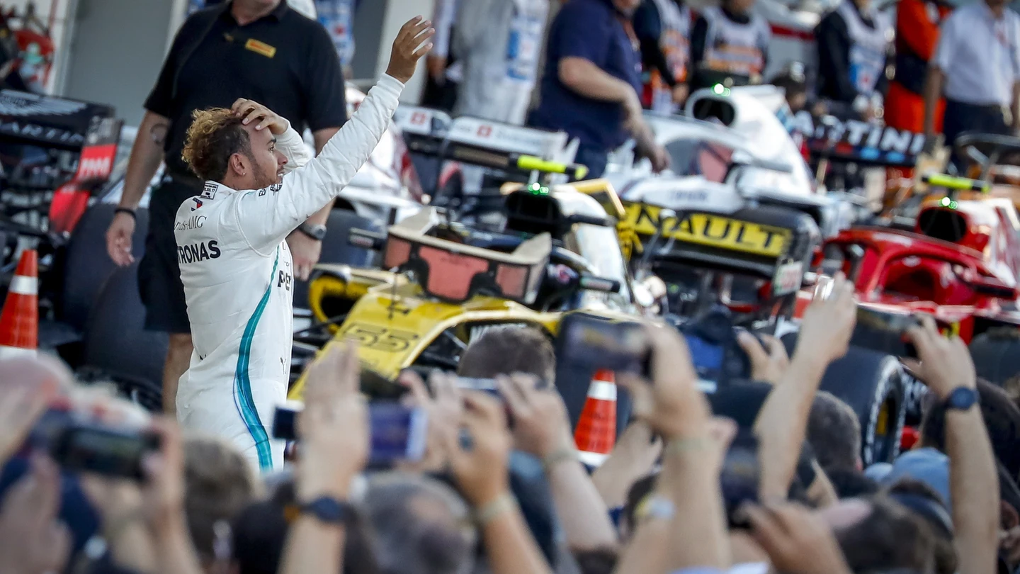 Lewis Hamilton saluda al público en Suzuka Lewis Hamilton saluda al público en Suzuka