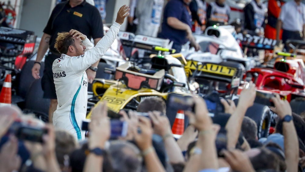 Lewis Hamilton saluda al público en Suzuka