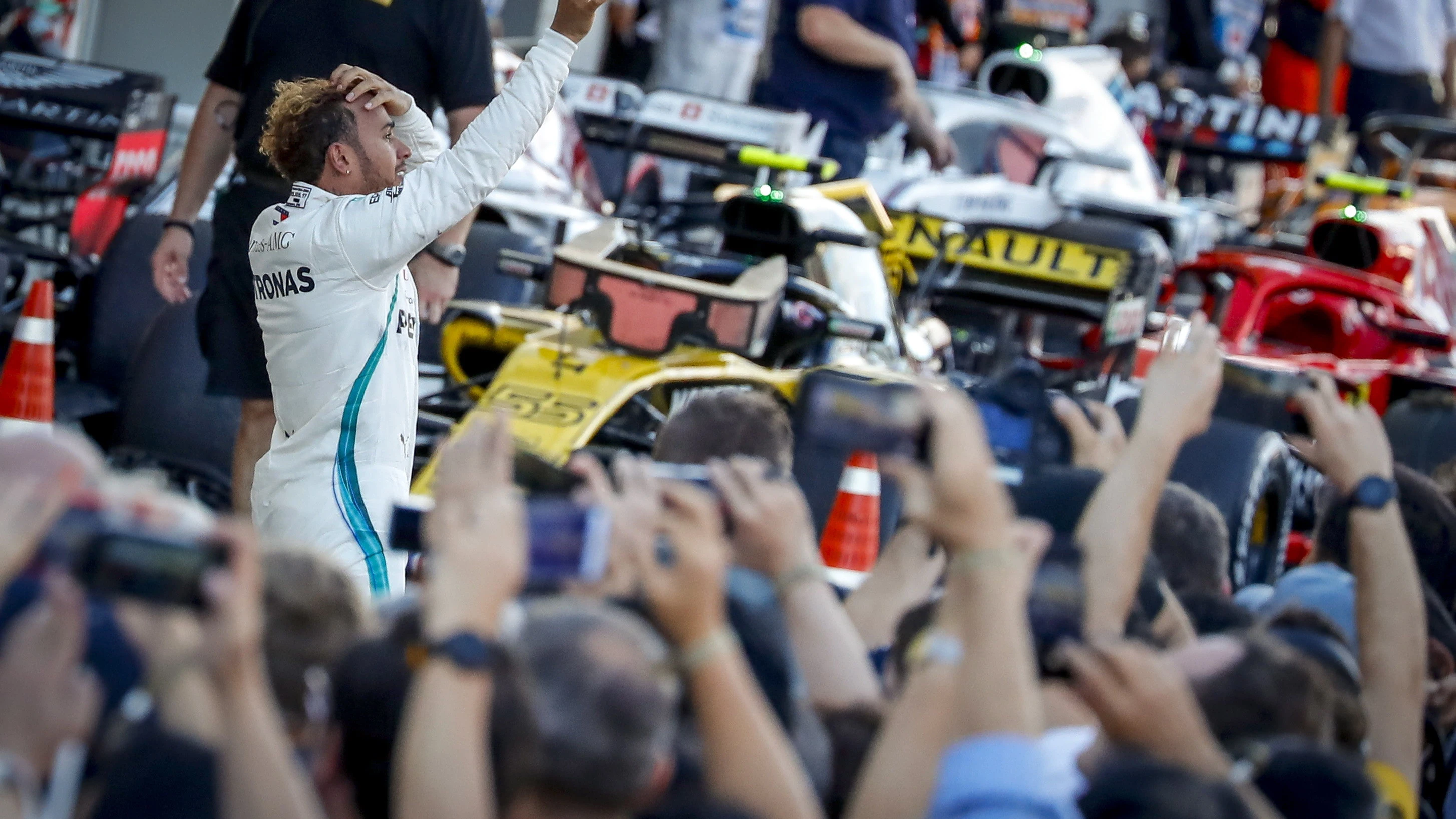 Lewis Hamilton saluda al público en Suzuka