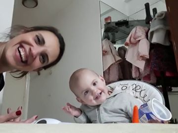 Imagen del vídeo de una madre y su hija en Argentina que está dando la vuelta al mundo