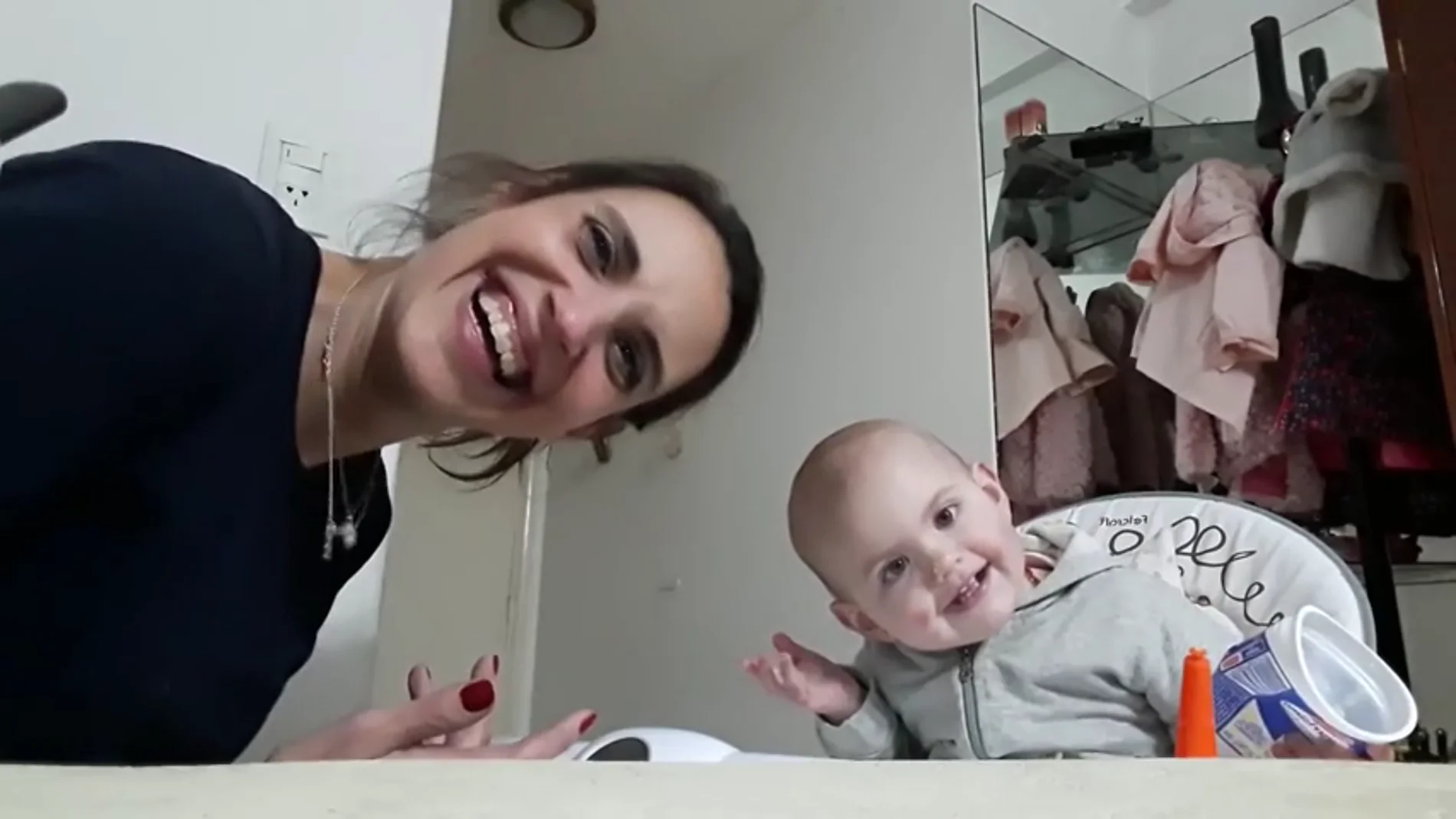 Imagen del vídeo de una madre y su hija en Argentina que está dando la vuelta al mundo