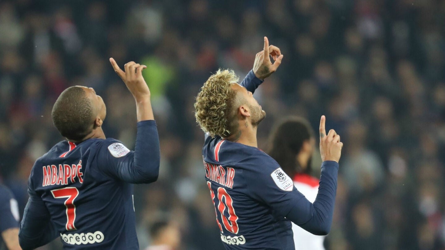 Mbapp&eacute; y Neymar celebran un gol