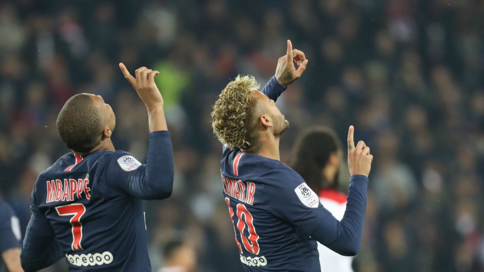 Mbapp&eacute; y Neymar celebran un gol