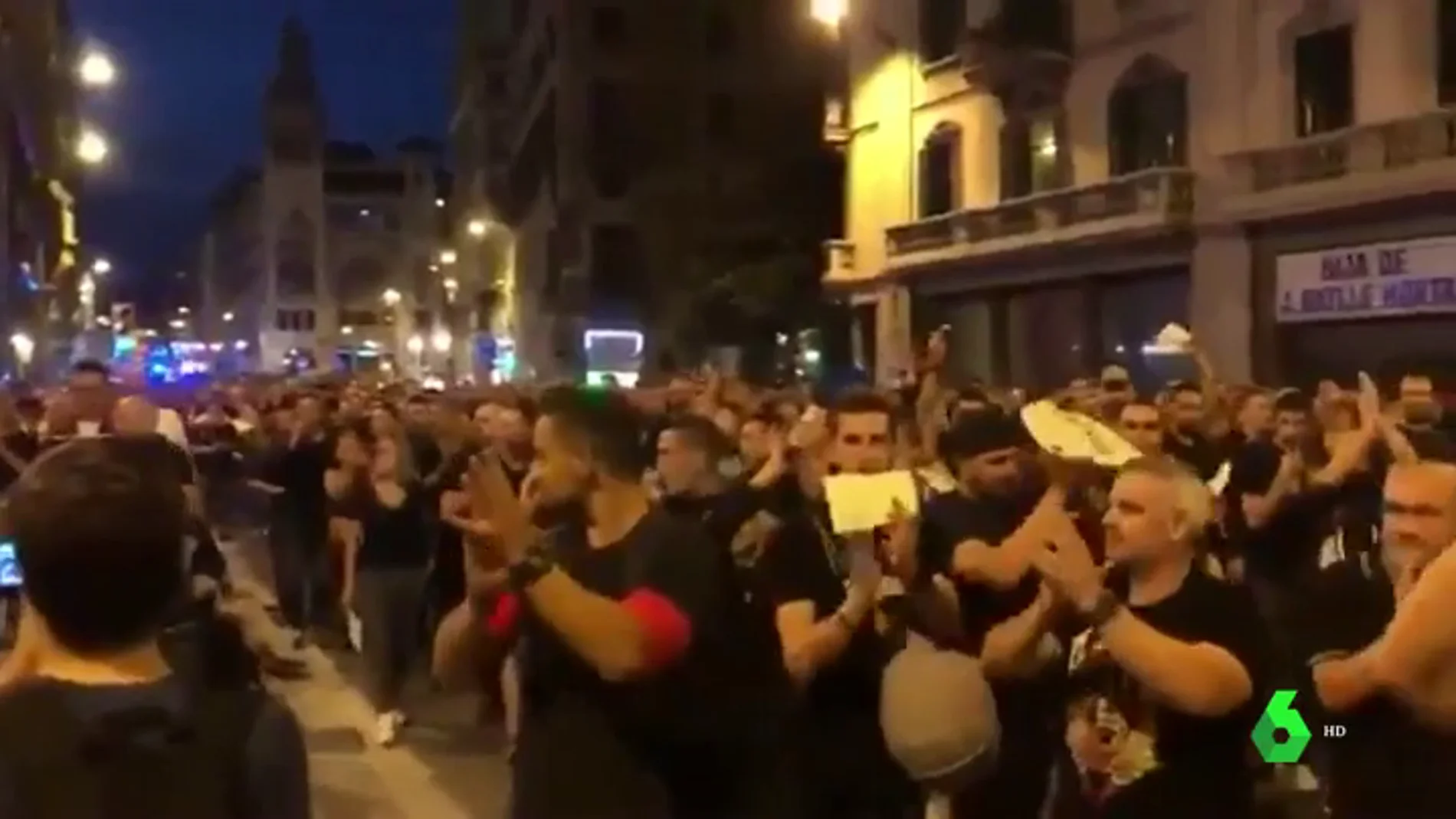 Ovación a la Policía Nacional en la multitudinaria e histórica manifestación de los Mossos en Barcelona