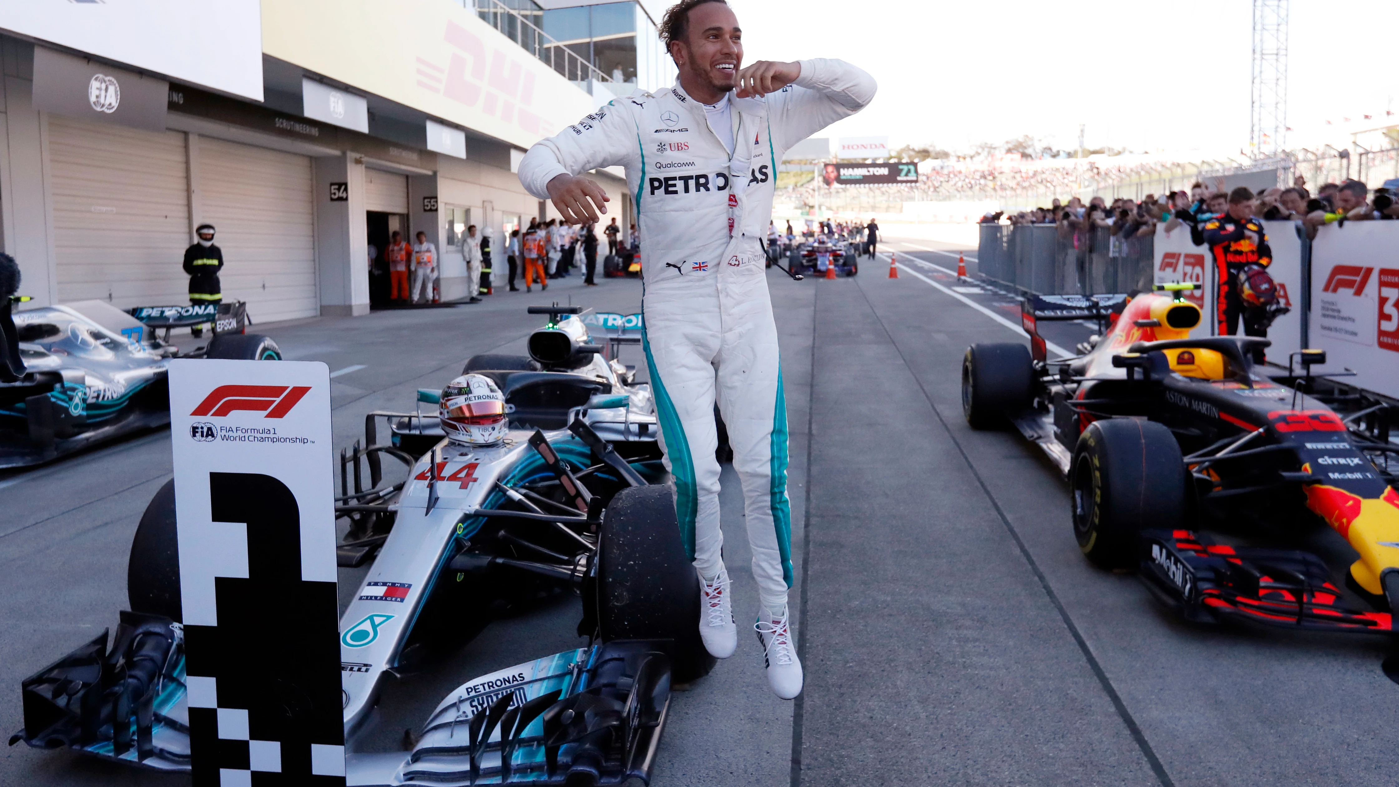 Hamilton celebra la victoria en Suzuka