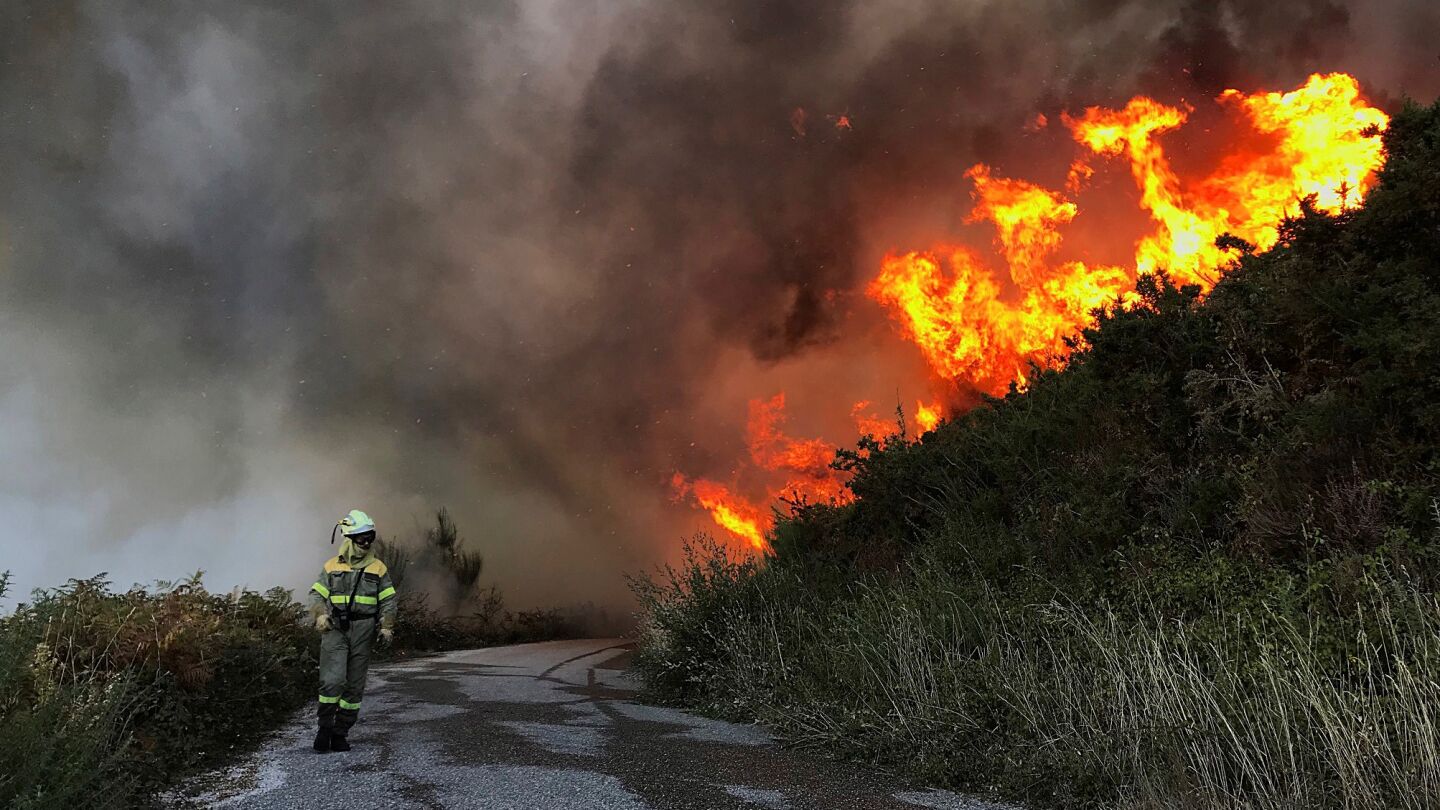 Un incendio forestal est&aacute; activo en el municipio pontevedr&eacute;s de Mondariz 