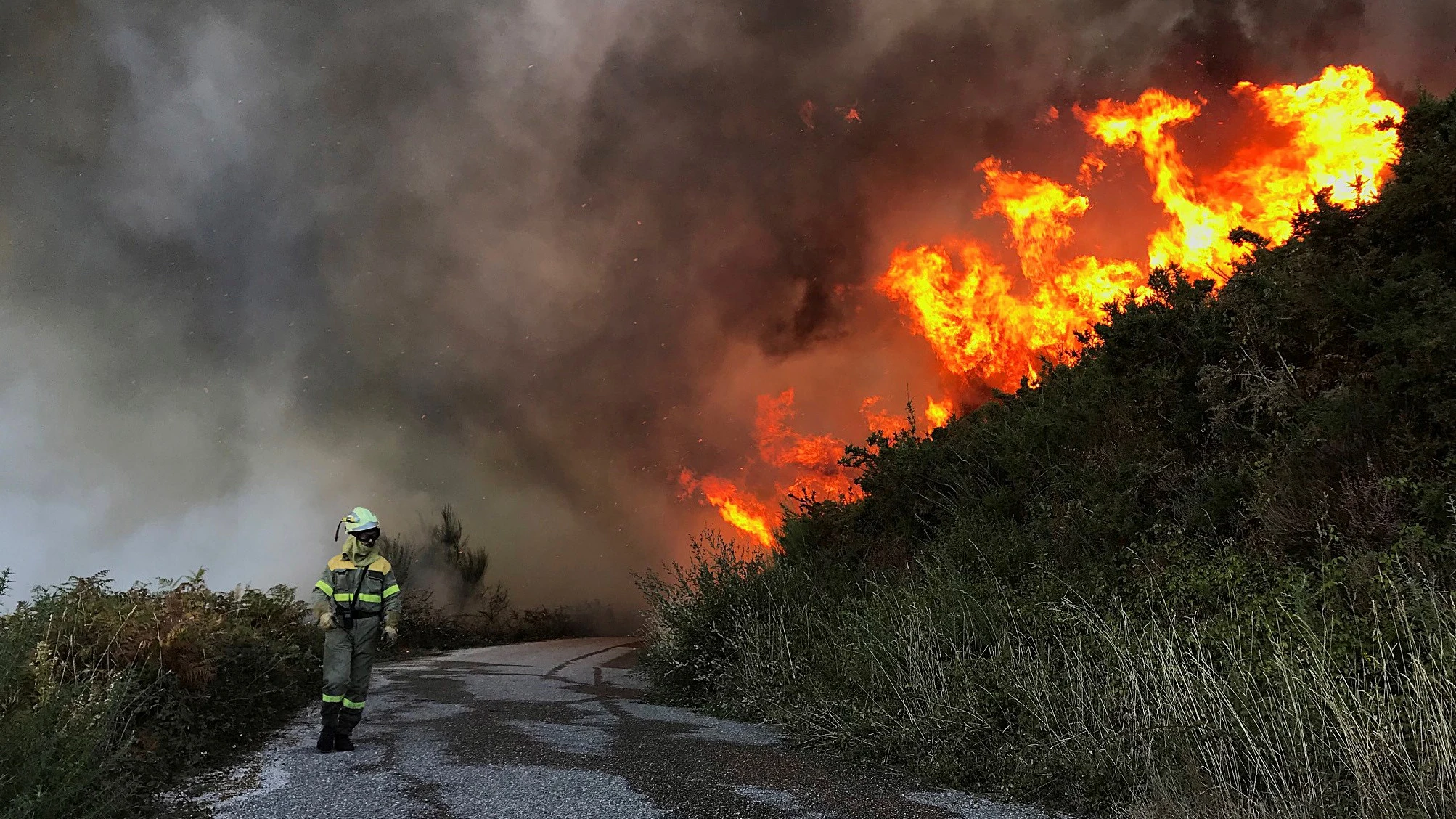 Un incendio forestal está activo en el municipio pontevedrés de Mondariz 