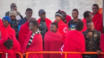 Imagen de migrantes rescatados por Salvamento Marítimo