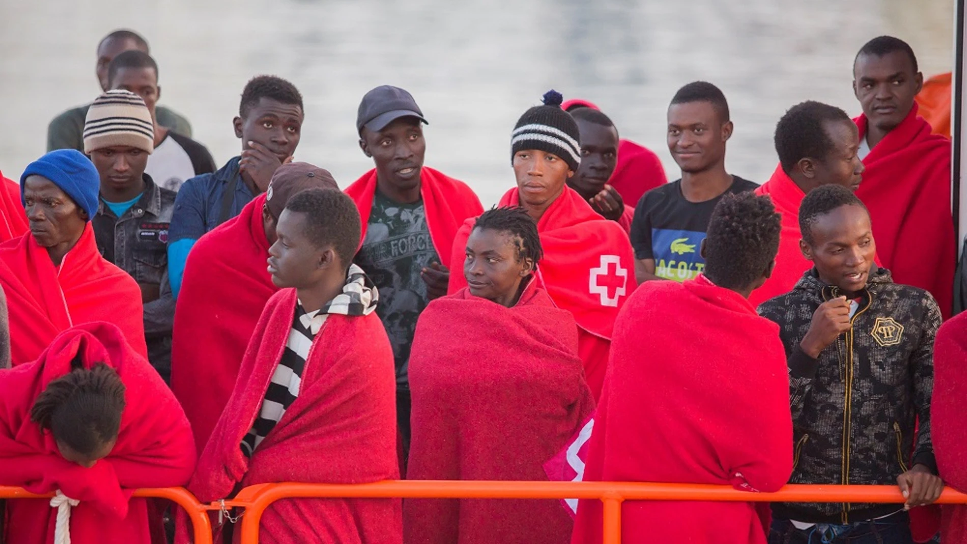 Imagen de migrantes rescatados por Salvamento Marítimo
