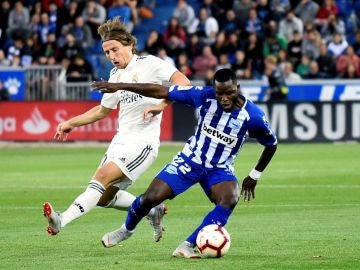 Wakaso protege un balón ante Luka Modric Wakaso protege un balón ante Luka Modric