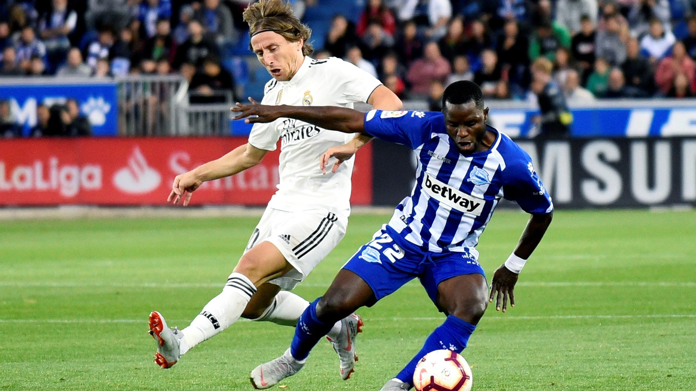 Wakaso protege un balón ante Luka Modric