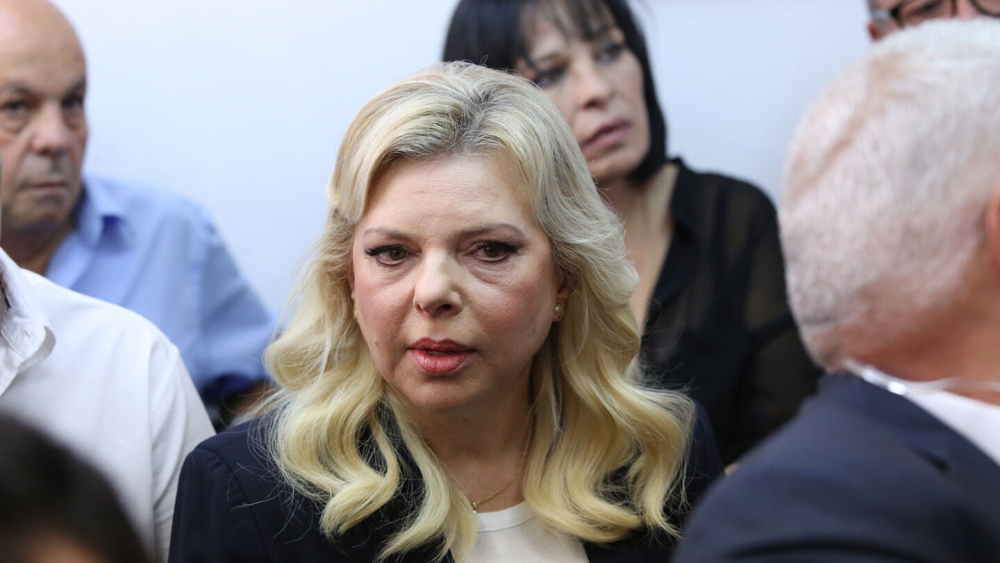 Sara Netanyahu (c), esposa del primer ministro israel&iacute; Benjam&iacute;n Netanyahu