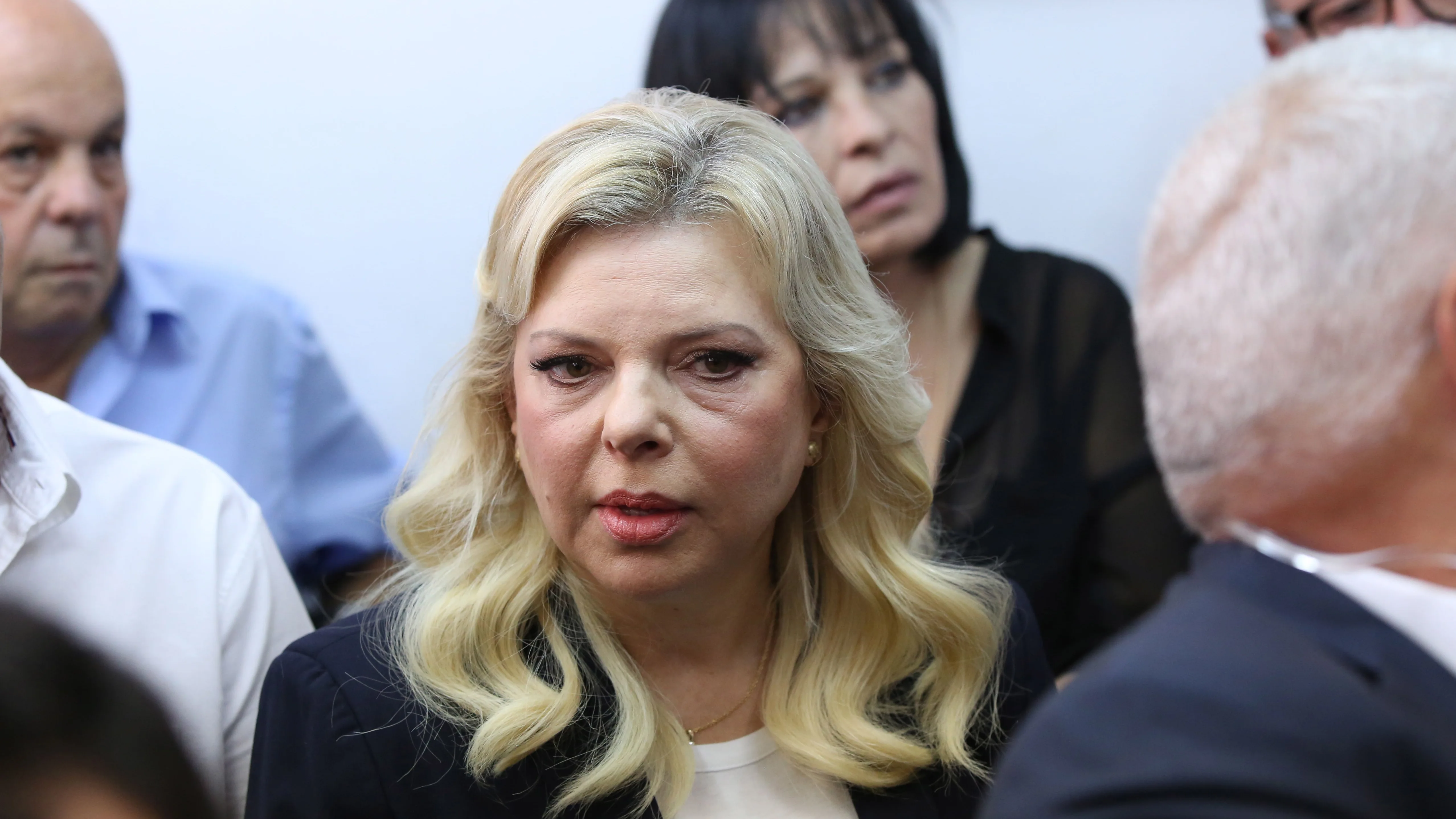 Sara Netanyahu (c), esposa del primer ministro israelí Benjamín Netanyahu