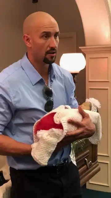 La fotografía de un padre sosteniendo a su bebé muerta La fotografía de un padre sosteniendo a su bebé muerta