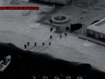 Desembarco de fardos de droga en una playa Desembarco de fardos de droga en una playa