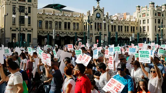 Valencianos y aragoneses marchan por el Corredor Cantábrico-Mediterráneo Valencianos y aragoneses marchan por el Corredor Cantábrico-Mediterráneo