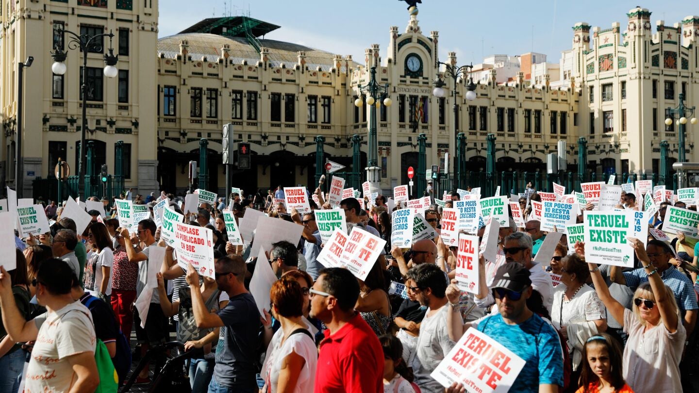 Valencianos y aragoneses marchan por el Corredor Cant&aacute;brico-Mediterr&aacute;neo