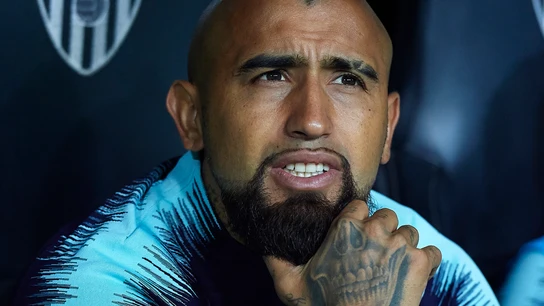 Arturo Vidal, con gesto serio en el banquillo azulgrana Arturo Vidal, con gesto serio en el banquillo azulgrana