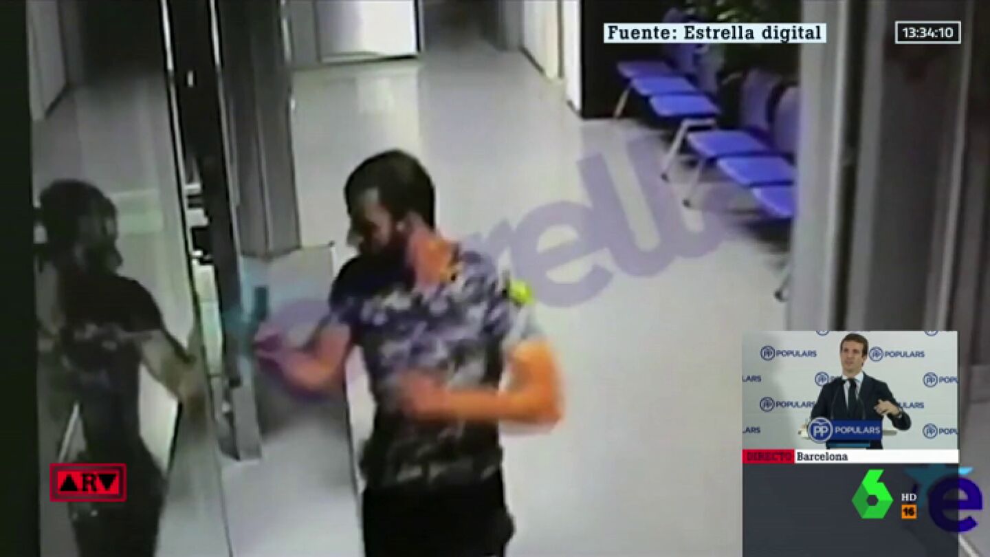La secuencia completa del asalto a la comisar&iacute;a de Cornell&aacute;: el atacante persigue a la agente cuchillo en mano