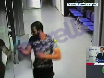 La secuencia completa del asalto a la comisaría de Cornellá: el atacante persigue a la agente cuchillo en mano La secuencia completa del asalto a la comisaría de Cornellá: el atacante persigue a la agente cuchillo en mano
