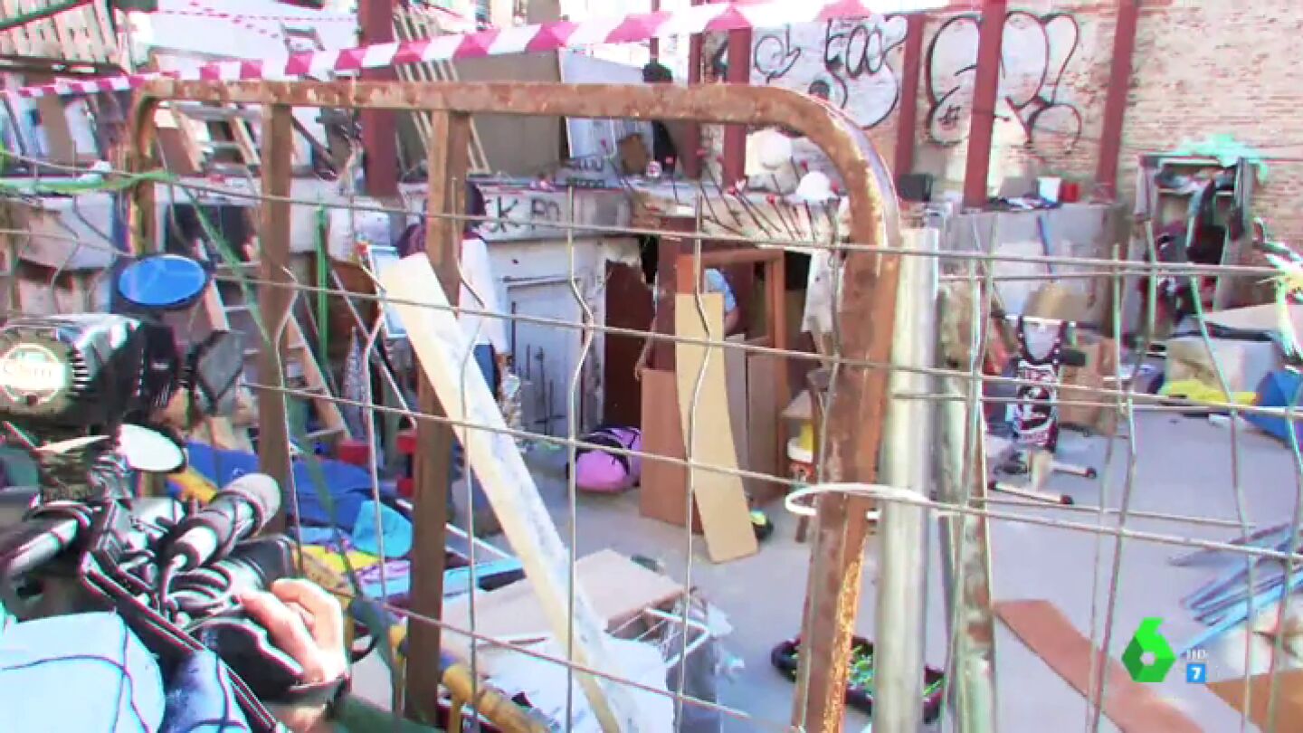 "Ofrecen drogas a los ni&ntilde;os" y las peleas son constantes: los vecinos de Vallecas desalojan un 'narcosolar' con la ayuda de una empresa 
