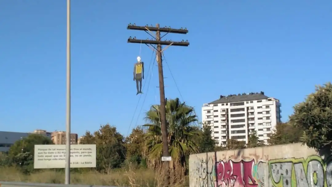 Muñeco con una estelada ahorcado