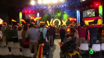 Casado muestra "todo su respeto" a VOX y Cs prefiere ignorarles: la extrema derecha se asienta en la política española