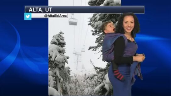 La meteor&oacute;loga Susie Martin con su hijo en directo