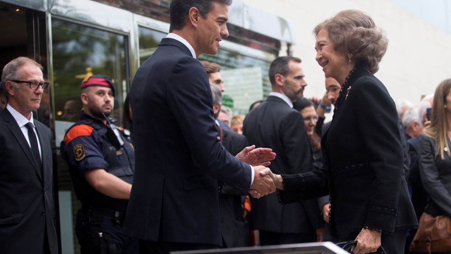 La reina Sof&iacute;a saluda a Pedro S&aacute;nchez a su llegada al funeral de Montserrat Caball&eacute;