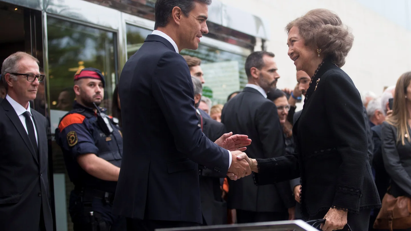 La reina Sofía saluda a Pedro Sánchez a su llegada al funeral de Montserrat Caballé La reina Sofía saluda a Pedro Sánchez a su llegada al funeral de Montserrat Caballé