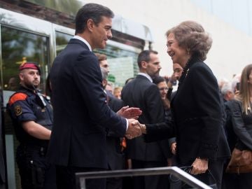 La reina Sofía saluda a Pedro Sánchez a su llegada al funeral de Montserrat Caballé La reina Sofía saluda a Pedro Sánchez a su llegada al funeral de Montserrat Caballé