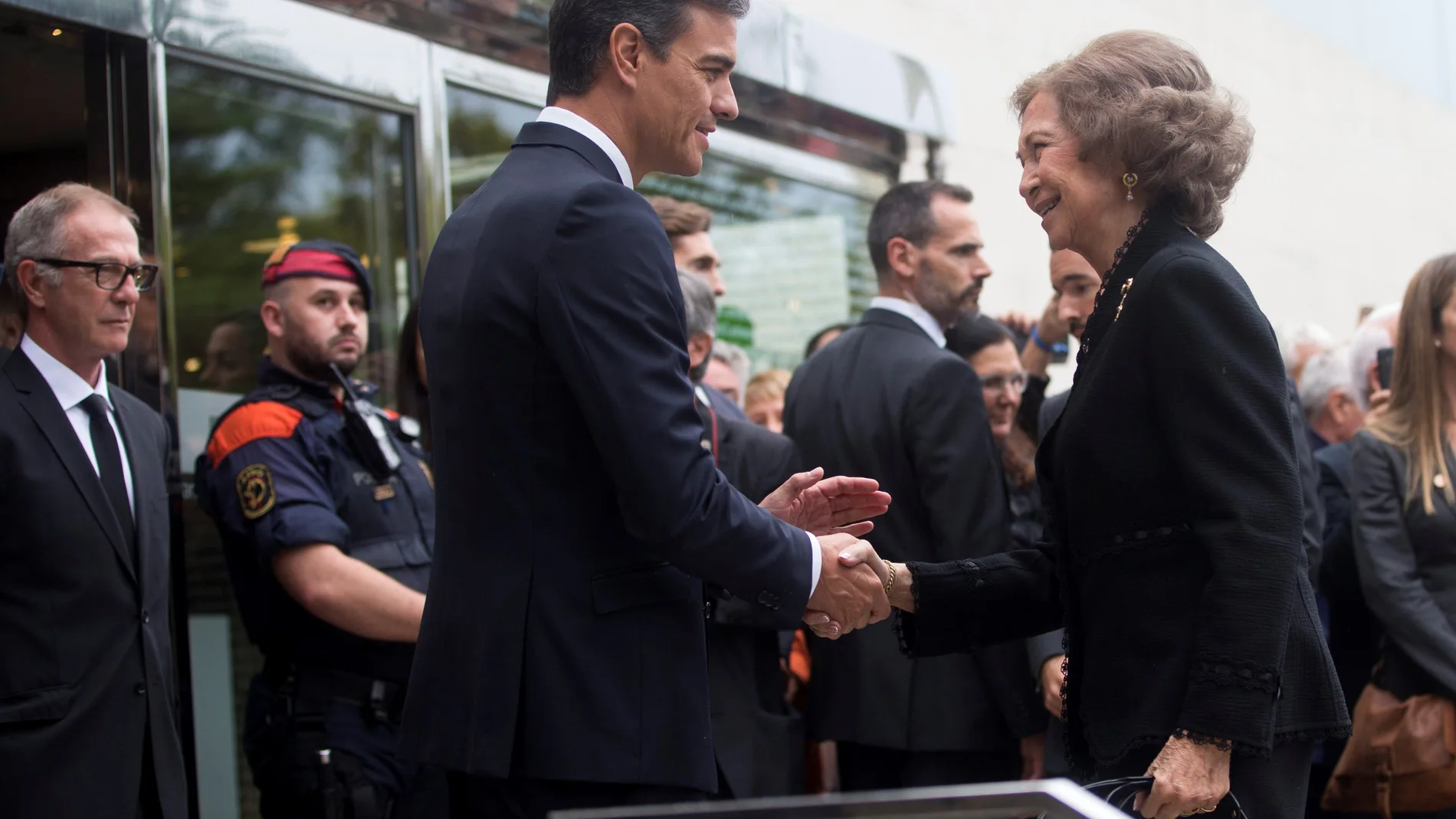 La reina Sofía saluda a Pedro Sánchez a su llegada al funeral de Montserrat Caballé