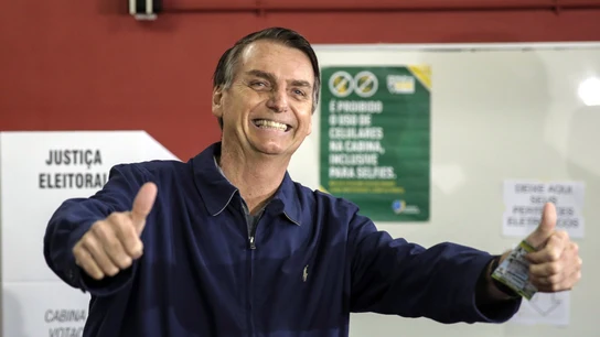 Jair Bolsonaro tras depositar su voto Jair Bolsonaro tras depositar su voto