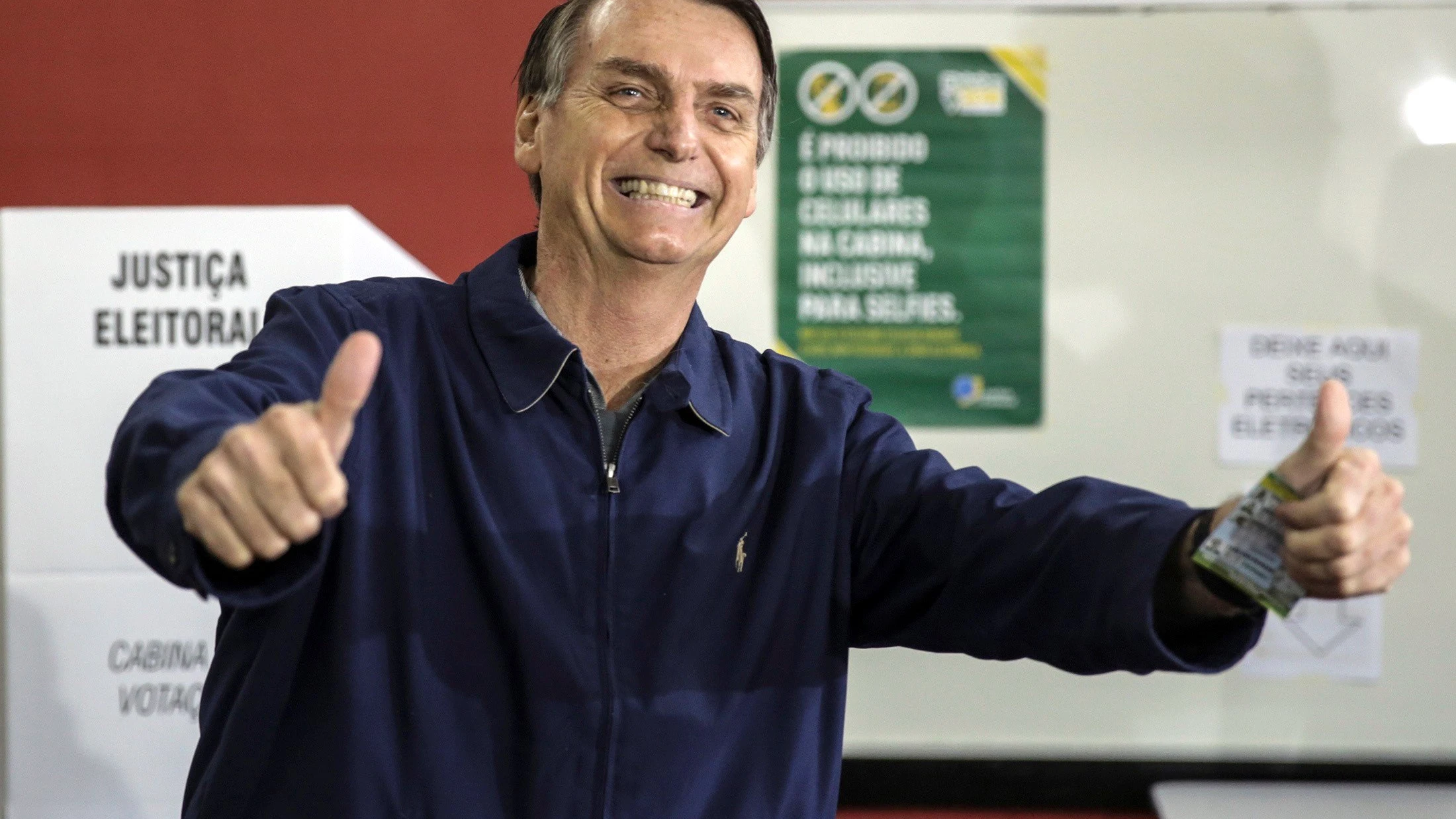  Jair Bolsonaro tras depositar su voto