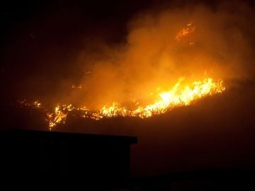 El incendio forestal de Mondariz ha quemado ya 120 hectáreas El incendio forestal de Mondariz ha quemado ya 120 hectáreas