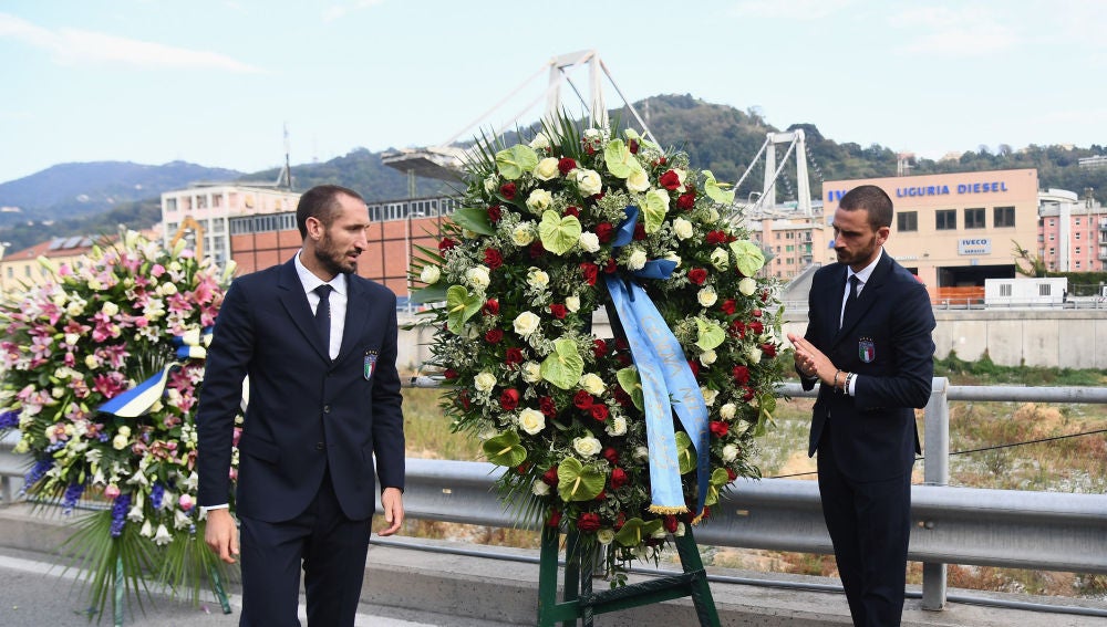 Chiellini y Bonucci dejan una corona de flores en recuerdo a las víctimas de la tragedia de Génova