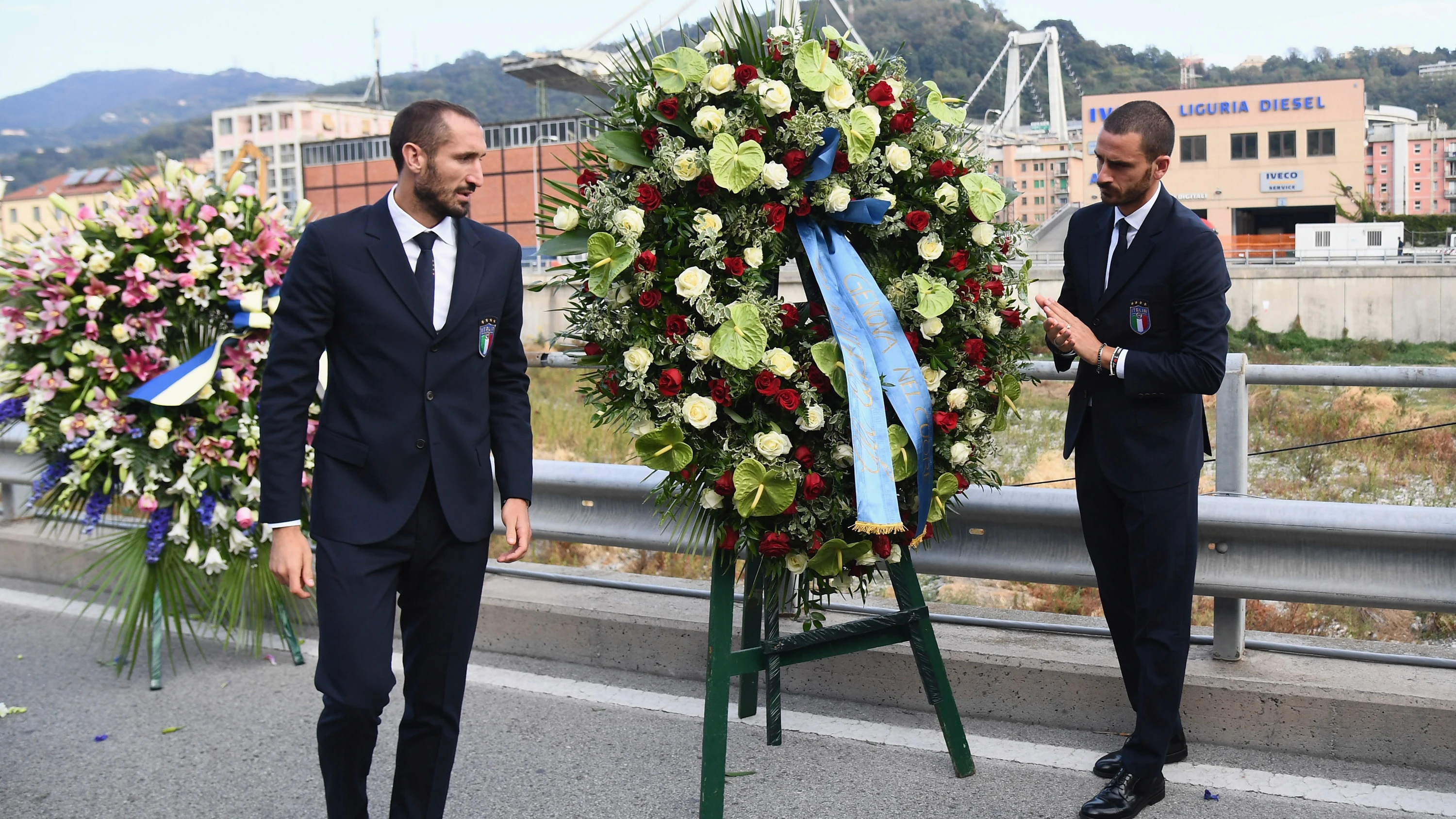 Chiellini y Bonucci dejan una corona de flores en recuerdo a las víctimas de la tragedia de Génova