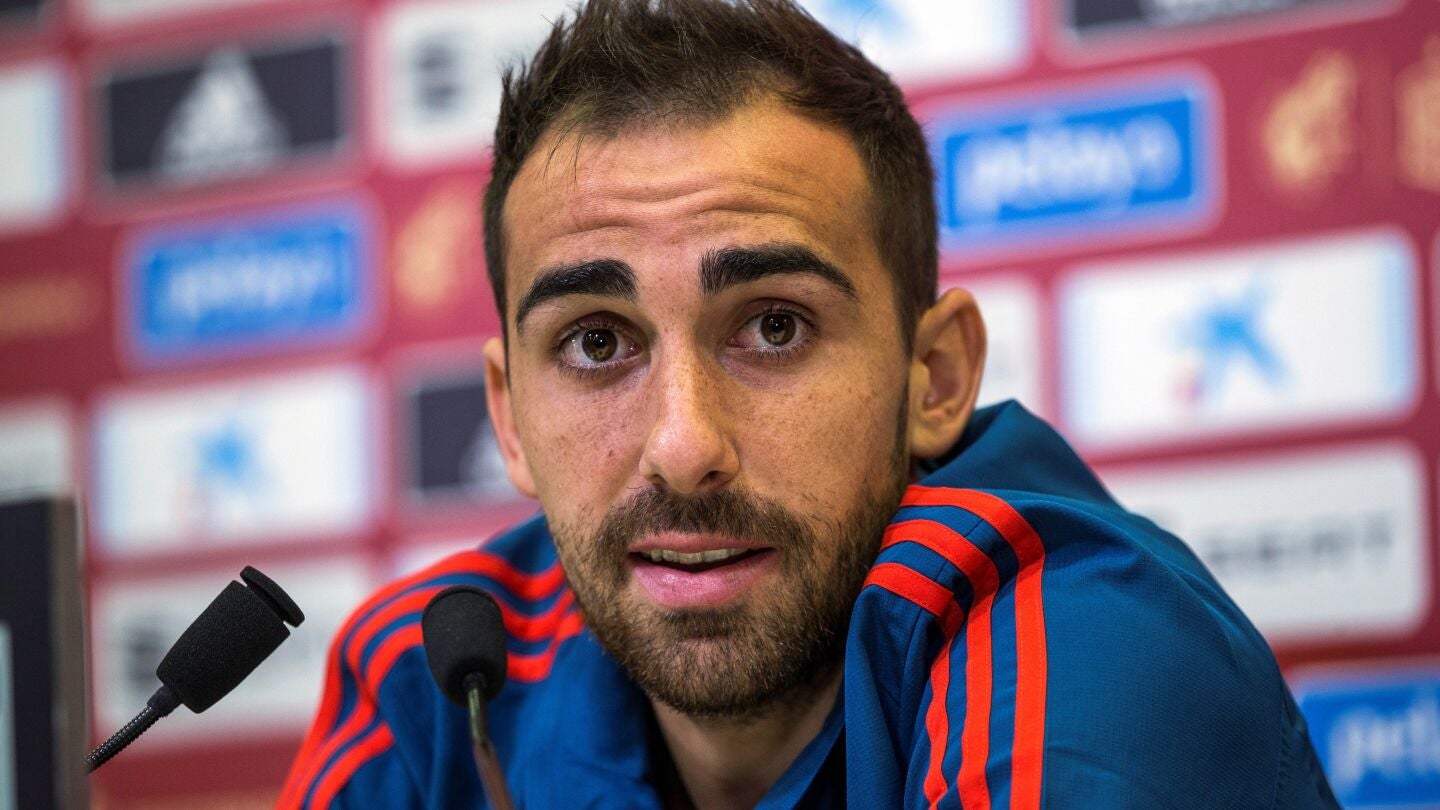 Paco Alc&aacute;cer habla durante la rueda de prensa
