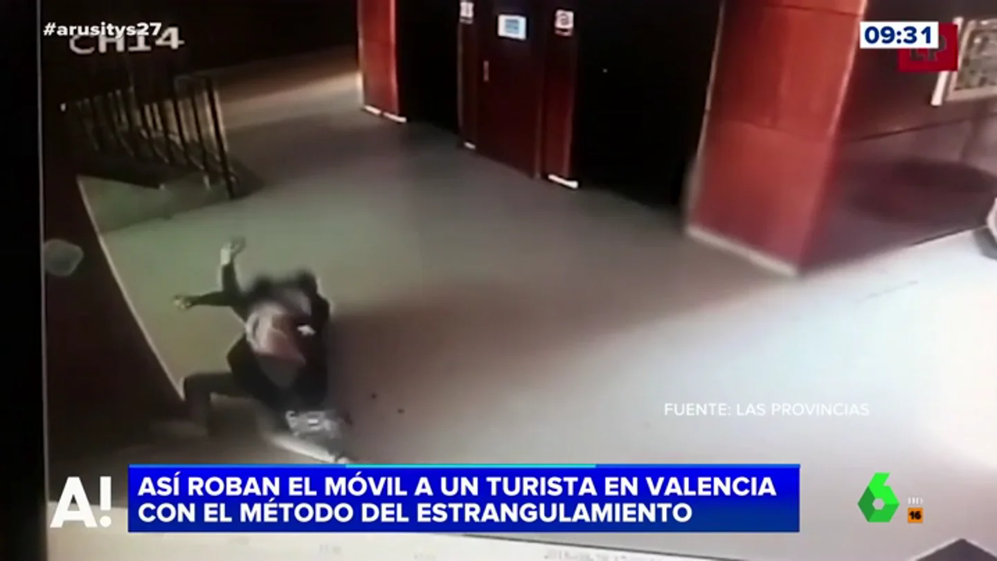 El violento robo de un móvil a un turista en Valencia El violento robo de un móvil a un turista en Valencia