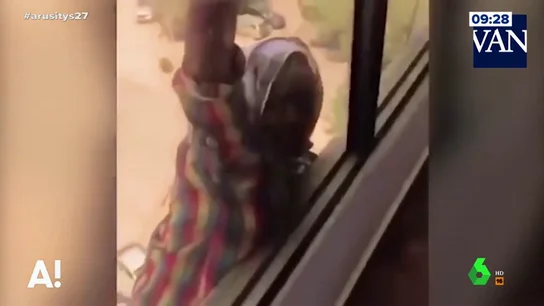 Graba a su criada cayendo de un séptimo piso Graba a su criada cayendo de un séptimo piso